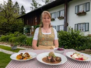 Ursula Past&ouml;tter vom Forsthaus Adlga&szlig; in Inzell stellt das 3-G&auml;nge-Men&uuml; vor.