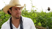 Eliot (Christian Kane) schleust sich als Hilfsarbeiter auf einem Weingut ein, um die Umst&auml;ndes des Todes eines Arbeiters zu untersuchen..