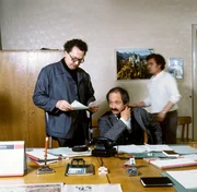 Vorne, v.li.: Paul Schremser (Walter Davy), Kottan (Peter Vogel)