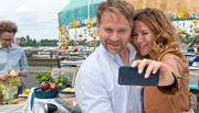 Rosa (Aexandra Neldel) macht ein Selfie von sich und Mark (Janek Rieke). Rosa (Aexandra Neldel) macht ein Selfie von sich und Mark (Janek Rieke).
