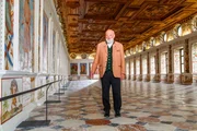 Sepp Forcher im Schloss Ambras.