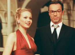 Konrad (Hannes Jaenicke) muss sich um Alexandra (Mavie H&ouml;rbiger), die Geliebte seines Freundes Maximilian k&uuml;mmern.