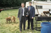 DCI Tom Barnaby (John Nettles, l.) und Sergeant Gavin Troy (Daniel Casey, r.) m&uuml;ssen im Umfeld des "Fahrenden Volks" ermitteln.