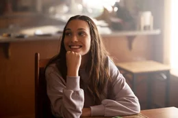 Nach dem Umzug hat sich Lindy (Maddie Ziegler) in der neuen Umgebung sehr gut eingelebt.