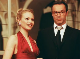 Konrad (Hannes Jaenicke) muss sich um Alexandra (Mavie H&ouml;rbiger), die Geliebte seines Freundes Maximilian k&uuml;mmern.
