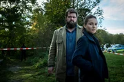 Behringer (Antoine Monot) und Ela (Cosima Henman) am Tatort. Behringer (Antoine Monot) und Ela (Cosima Henman) am Tatort.