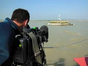 Dreharbeiten (Kameramann Klaus Achter) am Grenzpunkt B0 inmitten des Neusiedlersees.