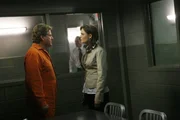 Brennan (Emily Deschanel) sucht ihren Vater Max Keenan (Ryan O"Neal) im Gef&auml;ngnis auf.