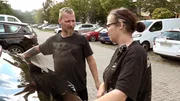 Nicole und ihr Ehemann René wollen ihr Auto mit Fensterfolie aufhübschen Nicole und ihr Ehemann René wollen ihr Auto mit Fensterfolie aufhübschen
