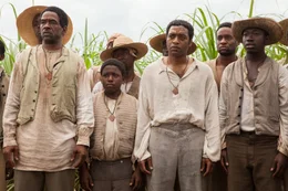 Als der freie Afroamerikaner Solomon (Chiwetel Ejiofor, 2.v.r.) entf&uuml;hrt und in die Sklaverei verkauft wird, landet er zusammen mit anderen Sklaven, wie dem gutm&uuml;tigen, aber immer schw&auml;cher werdenden Abram (Diwght Henry, l.), auf der Baumwollplantage eines brutalen Sklaventreibers, der die Afroamerikaner bis in den Tod schuften l&auml;sst ...