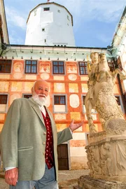 Sepp Forcher im Innenhof der Burg Forchtenstein
