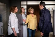 Karin Berger (Anne Kasprik, 2.v.r.) versucht, zwischen Kira (Nele Ahrend, 2.v.l.) und Florian (Florian Anderer), dem Vater ihrer beiden Töchter, zu schlichten. Auch für die Pflegemutter (Victoria Fleer, l.) keine einfache Situation. Karin Berger (Anne Kasprik, 2.v.r.) versucht, zwischen Kira (Nele Ahrend, 2.v.l.) und Florian (Florian Anderer), dem Vater ihrer beiden Töchter, zu schlichten. Auch für die Pflegemutter (Victoria Fleer, l.) keine einfache Situation.