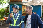 Versehentlich zerst&ouml;rt Fritz Fuchs (Guido Hammesfahr, r.) den Gl&uuml;cksbringer von Heinz Kluthe (Holger Handtke, l.). Der Ordnungsmann ist verzweifelt: Wie soll er nun Freitag den 13. &uuml;berstehen?