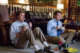 Brennan Huff (Will Ferrell, l.) und Dale Doback (John C. Reilly, r.) teilen dasselbe Los: Beide sind um die 40-j&auml;hrige Einzelkinder, notorische Nesthocker und verbringen ihre Zeit am liebsten vor dem Fernseher. Da beschlie&szlig;en ihre jeweiligen Elternteile zu heiraten - und aus den beiden verzogenen "Jungs" werden Stiefbr&uuml;der ...