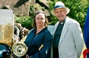 Pfarrer Wentworth (Richard Briers, r.) und Dr. Barbara Henson (Mossie Smith, l.) genie&szlig;en das mittelalterliche Dorffest in Badger's Drift.