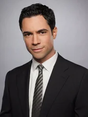 (7. Staffel) - Nicht immer kommt Det. Lilly Rush bei der Aufkl&auml;rung allein zu recht. Deshalb wird sie von ihrem Kollegen Detektiv Scott Valens (Danny Pino) tatkr&auml;ftig unterst&uuml;tzt ...