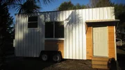 In Orlando, Florida, suchen die Studenten Emma und Joel ein Tiny House als Eigenheim. Doch die Häuser stecken voller guter - und schlechter - Überraschungen. Da sie nur 20.000 Dollar ausgeben können, haben sie sich für ein Tiny House mit maximal 14 Quadratmetern entschieden. Sie möchten es selbst mit gestalten und erstmal im Garten von Joels Mutter aufstellen. In Orlando, Florida, suchen die Studenten Emma und Joel ein Tiny House als Eigenheim. Doch die Häuser stecken voller guter - und schlechter - Überraschungen. Da sie nur 20.000 Dollar ausgeben können, haben sie sich für ein Tiny House mit maximal 14 Quadratmetern entschieden. Sie möchten es selbst mit gestalten und erstmal im Garten von Joels Mutter aufstellen.