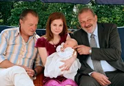 Die beiden "Opas" Klaus (Paul Fa&szlig;nacht, li.) und Fred (Leonard Lansink) mit der gl&uuml;cklichen Mutter Franziska (Josefine Preu&szlig;) und ihrem Baby.