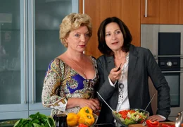 Mary-Lou (Peggy Lukac) hat Hanne (Charlotte Schwab, rechts) ein kleines, delikates Geheimnis &uuml;ber Klaus' Vaterschaftsf&auml;higkeit verraten...