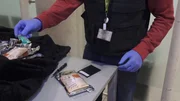 Hektik am Grenzposten von Melilla: Mehrere M&auml;nner haben es geschafft, im Schutz der Dunkelheit &uuml;ber den Stacheldrahtzaun zu klettern! Die Beamten der Guardia Civil nehmen sofort die Verfolgung auf, denn bei illegalen Grenz&uuml;bertritten verstehen sie &uuml;berhaupt keinen Spa&szlig;. Dank dem schnellen Zugriff gelingt es den Z&ouml;llnern wenig sp&auml;ter die M&auml;nner zu stellen. Am Flughafen Madrid-Barajas holen die Zollbeamten unterdessen einen Passagier aus dem Flugzeug, der in seinem Koffer &uuml;ber 55.000 Euro nach China schmuggeln wollte. Der Verdacht: Geldw&auml;sche!