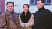 v.li.: Kommissar Stefan Kehler (Wolfgang Bathke) und Staatsanw&auml;ltin Charlotte Glaser (Britta Schmeling) sprechen mit dem Ladenbesitzer Giller (Manfred Lehmann), vor dessen Gesch&auml;ft ein Stadtstreicher ermordet wurde.