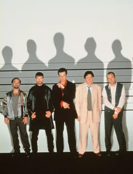 Nach einem Raub&uuml;berfall werden die vorbestraften Kleinkriminellen Todd Hockney (Kevin Pollak, 1. v. li.), McManus (Stephen Baldwin, 2. v. li.), Fenster (Benicio Del Toro, 3. v. li.), Dean Keaton (Gabriel Byrne, 4. v. li.) und Roger "Verbal" Kint (Kevin Spacey) verhaftet. Im Gef&auml;ngnis werden sie zu Komplizen.