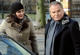 Der Kommissarin Biehl (Elisabeth Lanz) sind die starrsinnigen Ermittlungen ihres TV- Kollegen Lindburg alias "Kommissar K&auml;mpfer" (Fritz Wepper) ein Dorn im Auge.