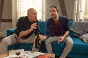 Albert (Alessio Hirschkorn, re.) besucht Franz (Edgar-M. Marcus), der ein Fest f&uuml;r seinen Patensohn plant.
