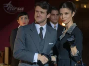 Enrique (Diego Martín, l.) präsentiert sich als Geschäftspartner von Sara Ortega (Juana Acosta, r.). Enrique (Diego Martín, l.) präsentiert sich als Geschäftspartner von Sara Ortega (Juana Acosta, r.).