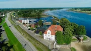 Das Zollenspieker F&auml;hrhaus steht seit 1252 an der Elbe. Hier wurden Z&ouml;lle eingenommen und Waren gelagert. Heute ist es um ein modernes Hotel erweitert und ein beliebtes Ausflugsziel