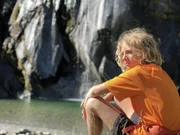 Nat beim Klettern am Wasserfall