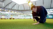 Greenkeeper Peter Sauer arbeitet im Stadion des VfL Wolfsburg für den perfekten Rasen. Greenkeeper Peter Sauer arbeitet im Stadion des VfL Wolfsburg für den perfekten Rasen.