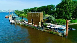 Der alte Zollponton auf der Elbe war lange vergessen und sollte abgewrackt werden. Heute gibt es hier das Caf&eacute; Entenwerder1 mit dem goldenen Pavilllon