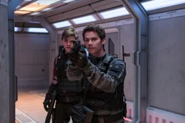 Newt (Thomas Brodie-Sangster, l.); Thomas (Dylan O'Brien, r.)
