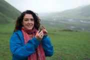 Bettany Hughes h&auml;lt Medusas Kopf.    +++ Die Verwendung des sendungsbezogenen Materials ist nur mit dem Hinweis und Verlinkung auf RTL+ gestattet. +++