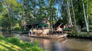 Der Mutschenhof im Spreewalddorf Lehde wird bereits in f&uuml;nfter Generation von der Familie Kilka bewirtschaftet. Seit 2009 f&uuml;hrt Sebastian Kilka den Hof mit viel Leidenschaft. Und auf dem M&uuml;ggelsee liegt viel Arbeit vor Andreas Thamm und seiner Tochter Maria. Sie ist eine der j&uuml;ngsten Fischerinnen &uuml;berhaupt und die einzige in Berlin. Bald soll sie den Betrieb ganz &uuml;bernehmen. - Die K&uuml;he von Spreewaldbauer Kilka m&uuml;ssen auf die Weide.
