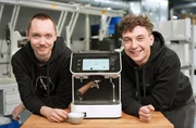 Robin Kuprat (links) und Max Grimm (rechts) aus Suhl haben eine Espressomaschine entwickelt, mit der sie die Siebtr&auml;ger-Welt revolutionieren wollen