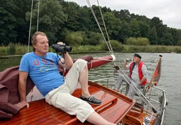 Klaus (Paul Fa&szlig;nacht, re.) und sein Freund Fred (Leonard Lansink) genie&szlig;en das Leben im Vorruhestand.