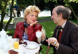 Mary-Lou (Peggy Lukac) k&uuml;mmert sich zum Zeitvertreib um den verwitweten, leicht exzentrischen Senioren Gustav Wittke (Georg Tryphon).