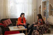 Tina (Anita Eichhorn, links) erinnert Rana (Gonca de Haas, rechts) im Gespr&auml;ch daran, dass sie Sevims Opferbereitschaft viel zu verdanken hat.
