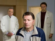 Die Untersuchungen von Dr. Roland Heilmann (Thomas R&uuml;hmann, Mitte) schocken seine Kollegen - Leuk&auml;mie. Prof. Simoni (Dieter Bellmann, links) und Dr. Martin Stein (Bernhard Bettermann) m&uuml;ssen ihm die Nachricht &uuml;berbringen.