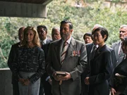 Vorne L-R: Ella Evans 1980s(Heather Mitchell), Dorrigo Evans 1980s (Ciar&aacute;n Hinds)