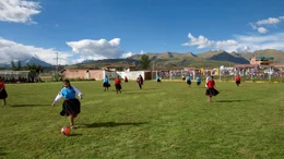 Frauenfu&szlig;ball in 3.600 Metern H&ouml;he: Bei den peruanischen Hochlandmeisterschaften treten die Damen in ihrer traditionellen Tracht an.