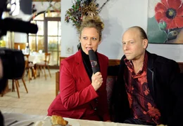 Die Boulevardreporterin Caroline B&auml;chle (Barbara Sch&ouml;neberger) versucht Mike H&auml;usl (Bernd Michael Lade) die neusten Informationen zu entlocken.