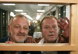 Aufgeregt, als k&auml;me ihr eigener Enkel zur Welt, warten Klaus (Paul Fa&szlig;nacht, links) und Fred (Leonard Lansink) auf die Entbindung von Franziskas Baby.