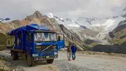 Alejandro (links) und sein Vater Antonino (rechts) steuern ihren LKW &uuml;ber einen 5.000 Meter hohen Gebirgspass.