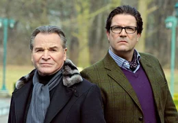 Peter Lindburg (Fritz Wepper) und Staatsanwalt von Wangenheim (Francis Fulton-Smith, rechts) werden nie zu besten Freunden.