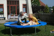 Karen Mattes (Esther Kuhn, r.) verletzt sich bei Trampolinspringen. Torsten Westendorf (Nicola Fritzen, l.) ist besorgt um sie.