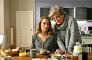 Romy Heiland (Christina Athenst&auml;dt, l.) hat mehr Schwierigkeiten, die Trennung ihrer Eltern zu akzeptieren, als ihre Mutter Karin (Peggy Lukac, r.).