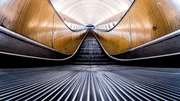 Aus den Tiefen der U-Bahn ans Tageslicht: eine Rolltreppe in der Station &bdquo;Kobylisy&ldquo; in Prag